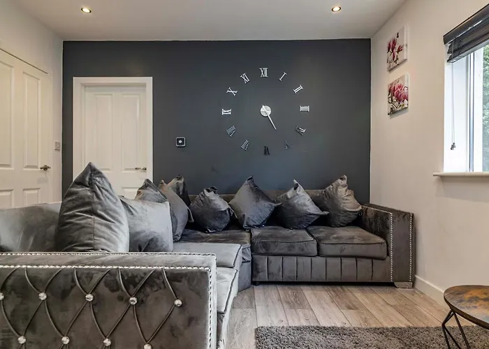 Quiet & Cosy Wollaton Bungalow, Large Garden, Near To Wollaton Deer Park